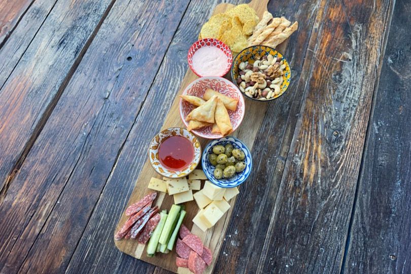 2 Drankjes (bier, fris of wijn) en borrelplank