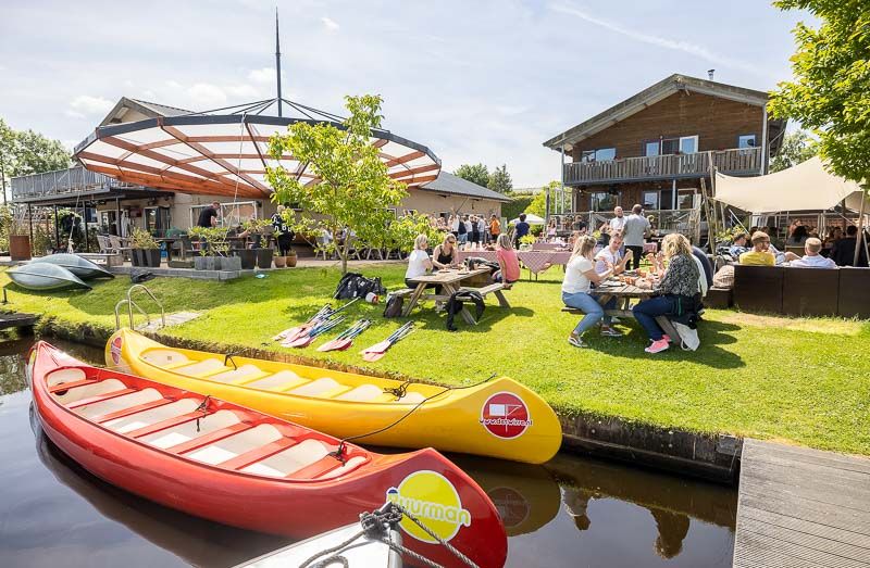 Eten op het terras aan het water