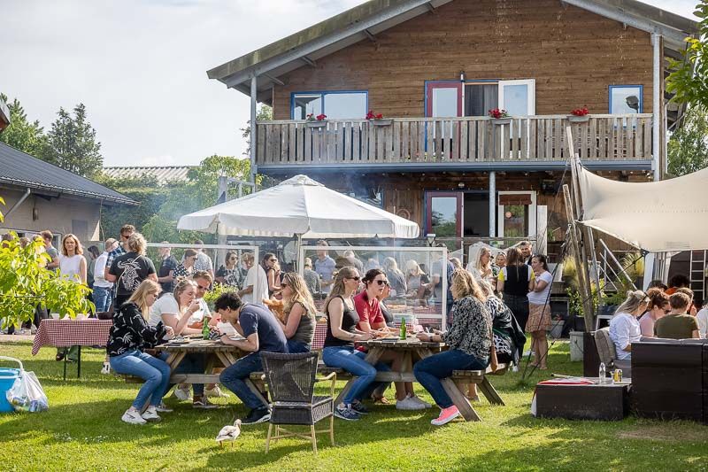 Eten op het terras aan het water 2